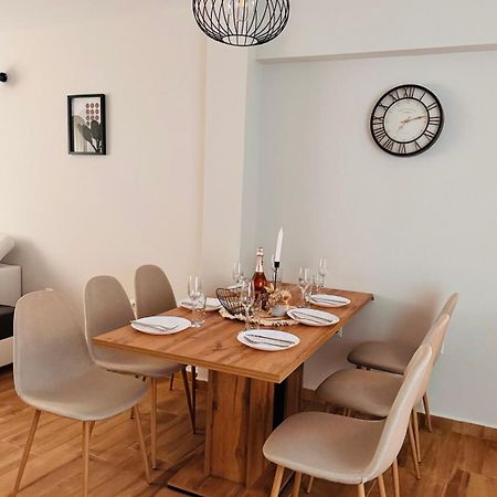 Goldy Central Beach Apartment With Private Garden Burgas Bagian luar foto