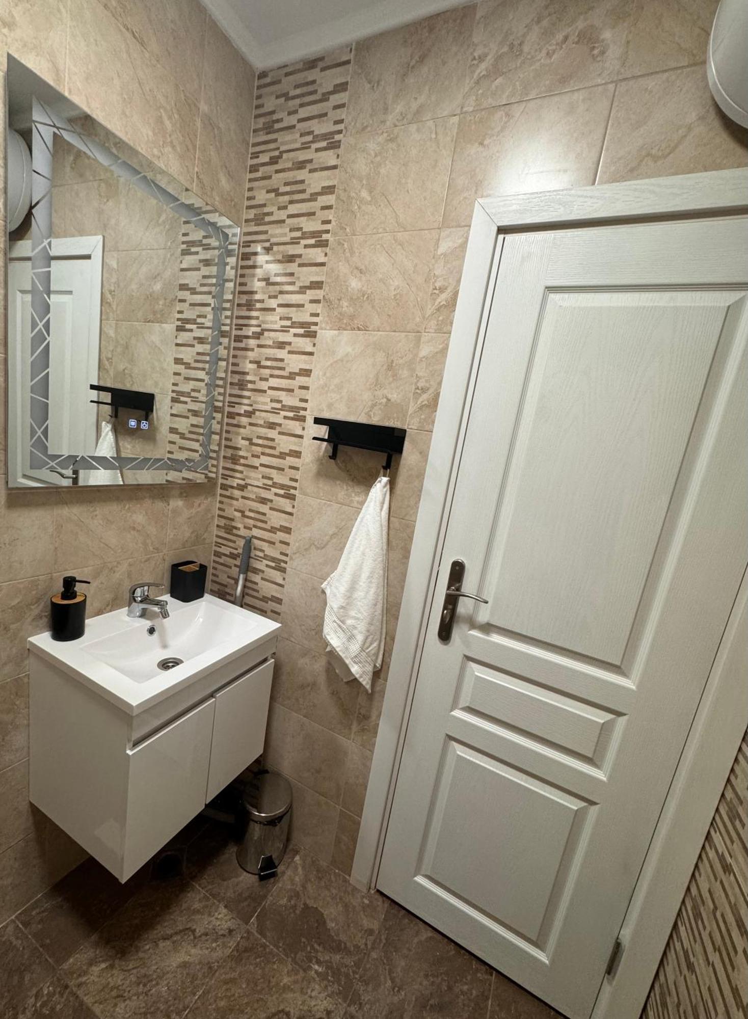 Goldy Central Beach Apartment With Private Garden Burgas Bagian luar foto