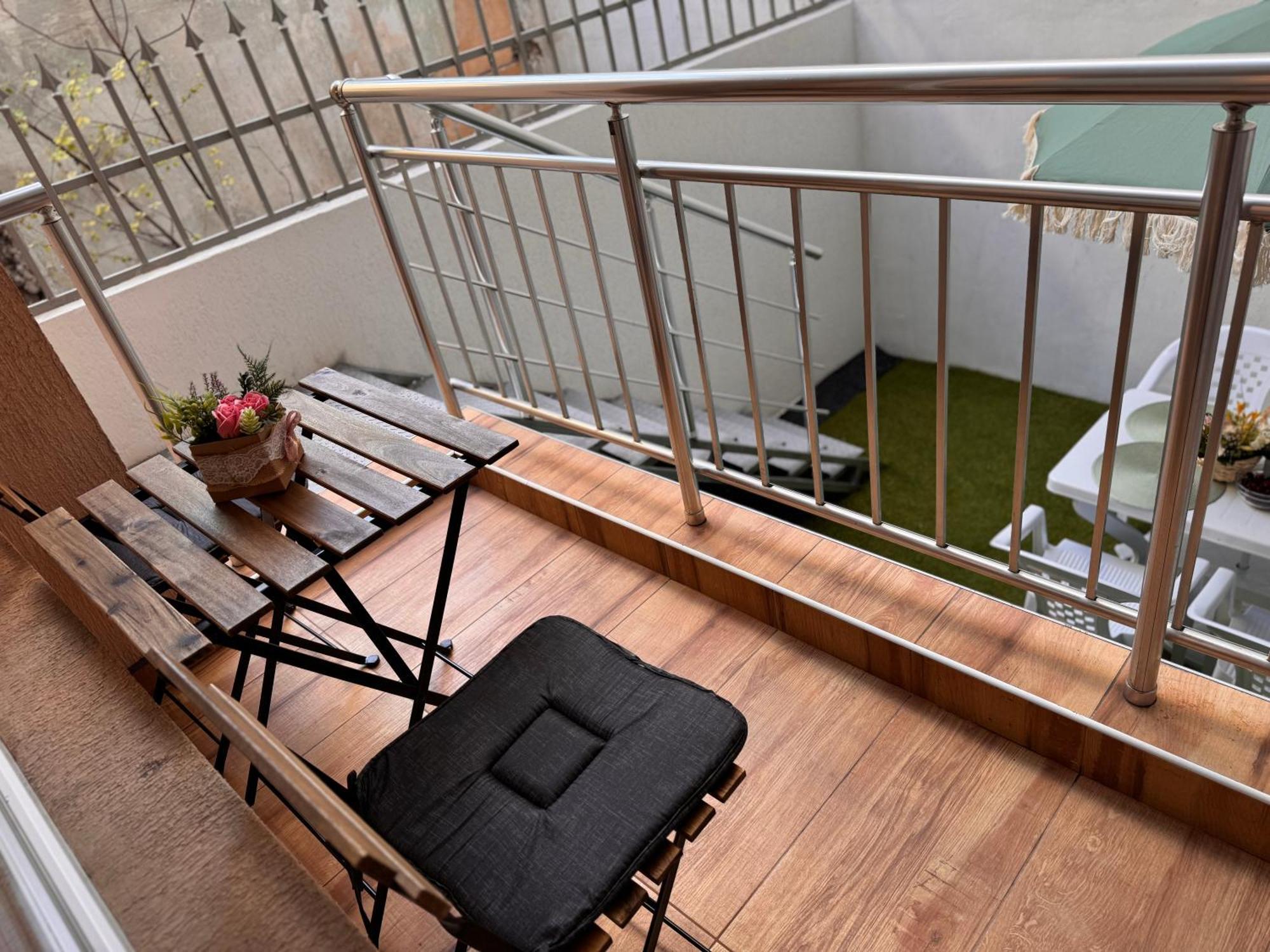 Goldy Central Beach Apartment With Private Garden Burgas Bagian luar foto