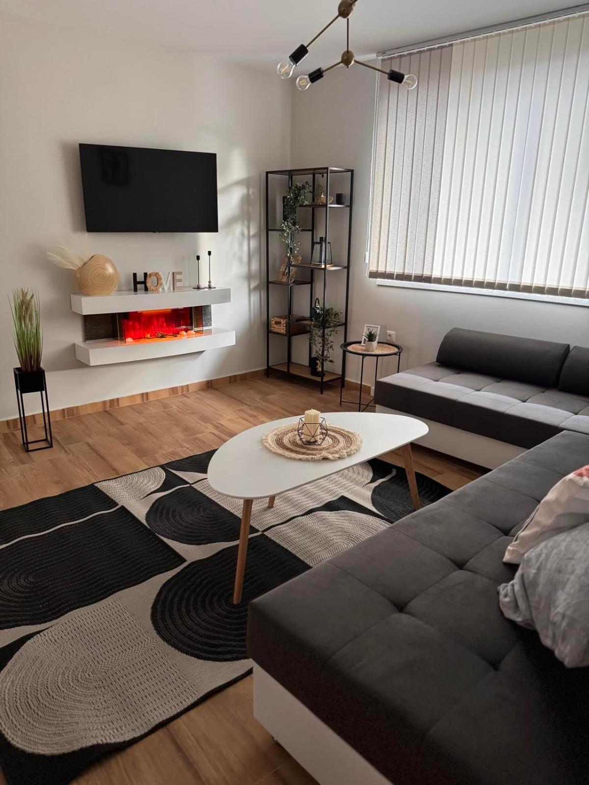 Goldy Central Beach Apartment With Private Garden Burgas Bagian luar foto