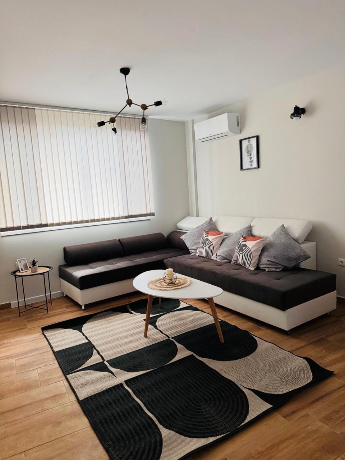 Goldy Central Beach Apartment With Private Garden Burgas Bagian luar foto