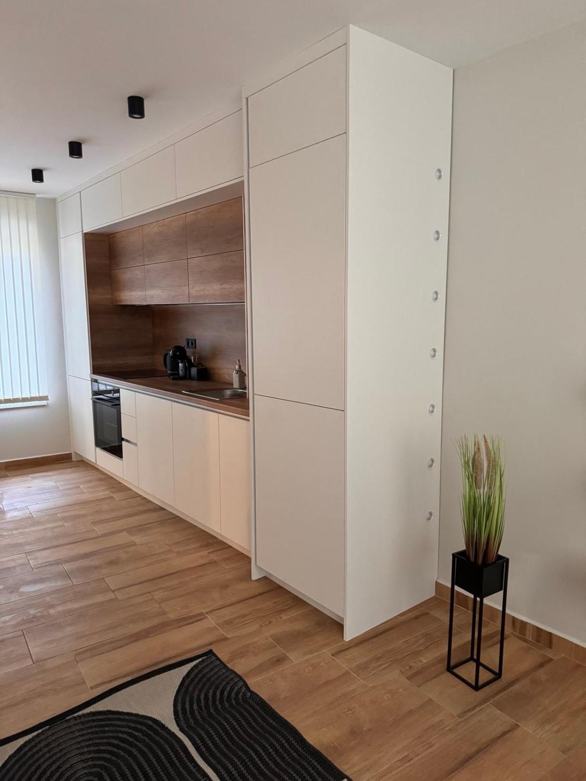Goldy Central Beach Apartment With Private Garden Burgas Bagian luar foto