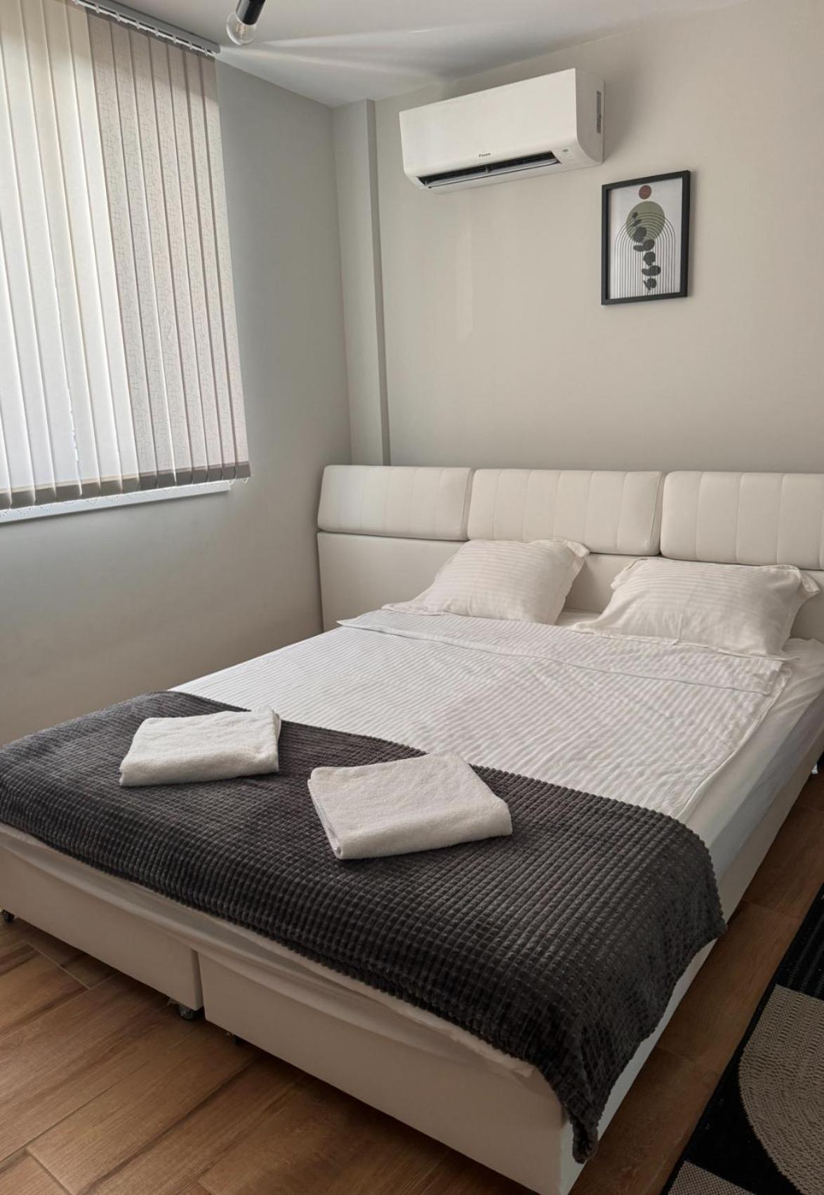 Goldy Central Beach Apartment With Private Garden Burgas Bagian luar foto