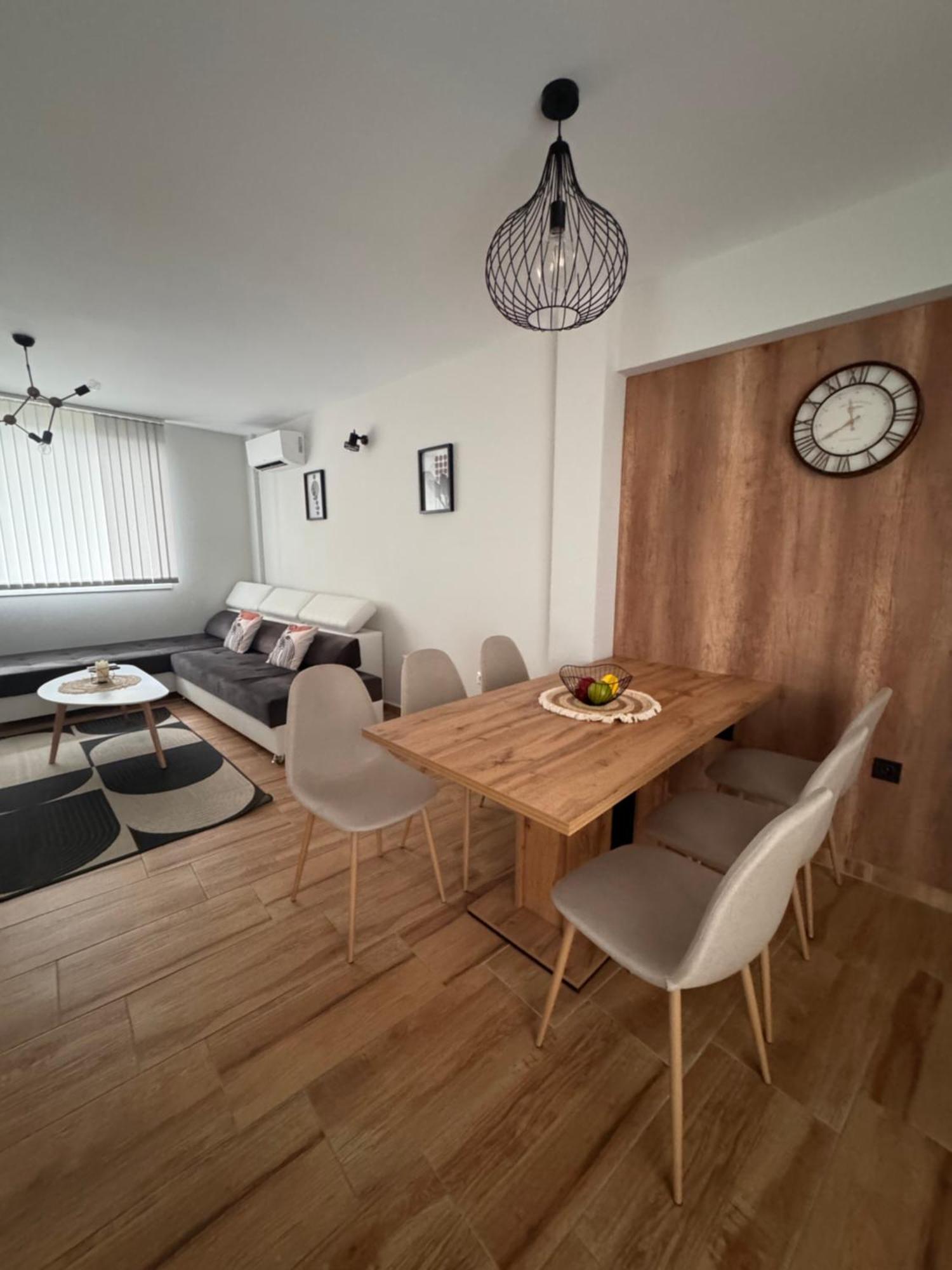Goldy Central Beach Apartment With Private Garden Burgas Bagian luar foto