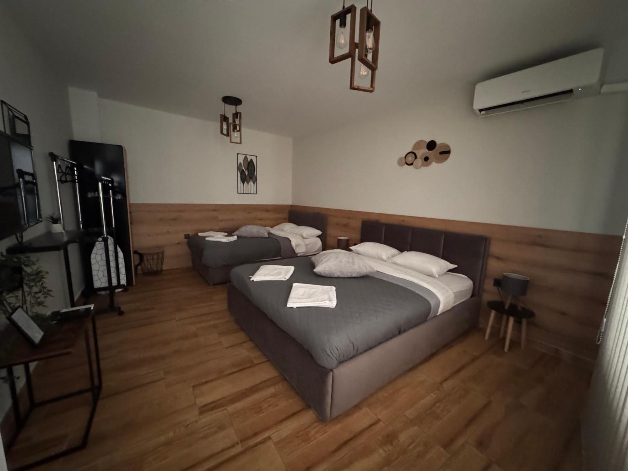 Goldy Central Beach Apartment With Private Garden Burgas Bagian luar foto
