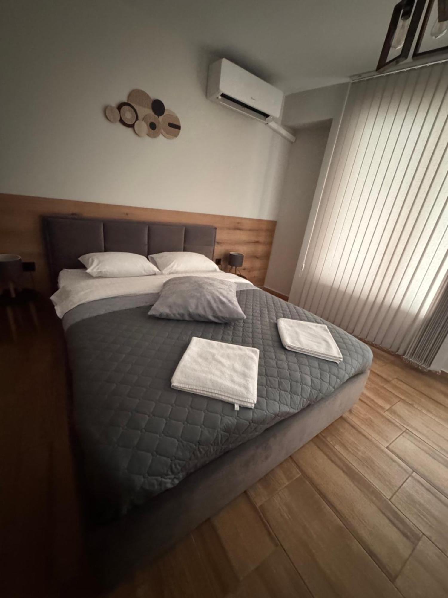 Goldy Central Beach Apartment With Private Garden Burgas Bagian luar foto