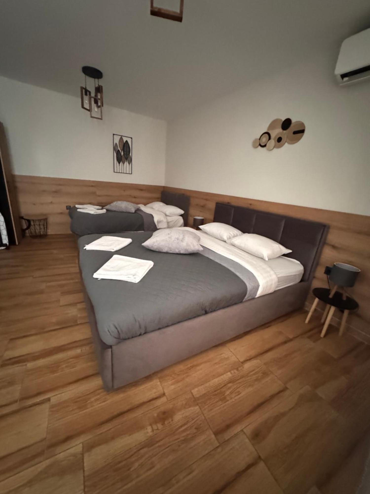 Goldy Central Beach Apartment With Private Garden Burgas Bagian luar foto